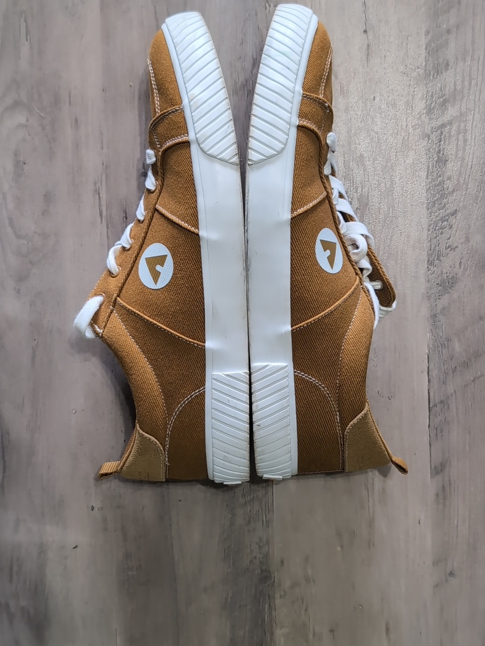 Airwalk Men's Brown Corduroy Low-Top Sneakers with White Laces. - Picture 3 of 4